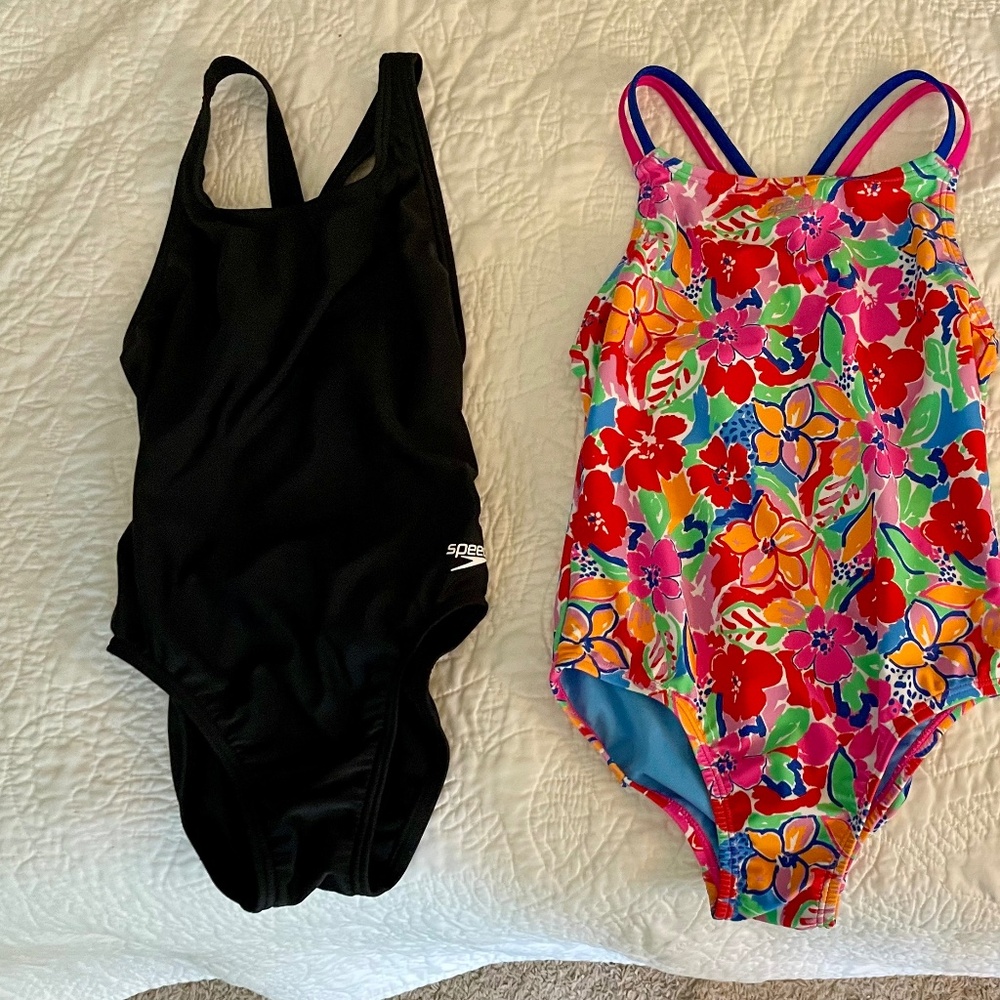 3 girls Speedo swimsuits